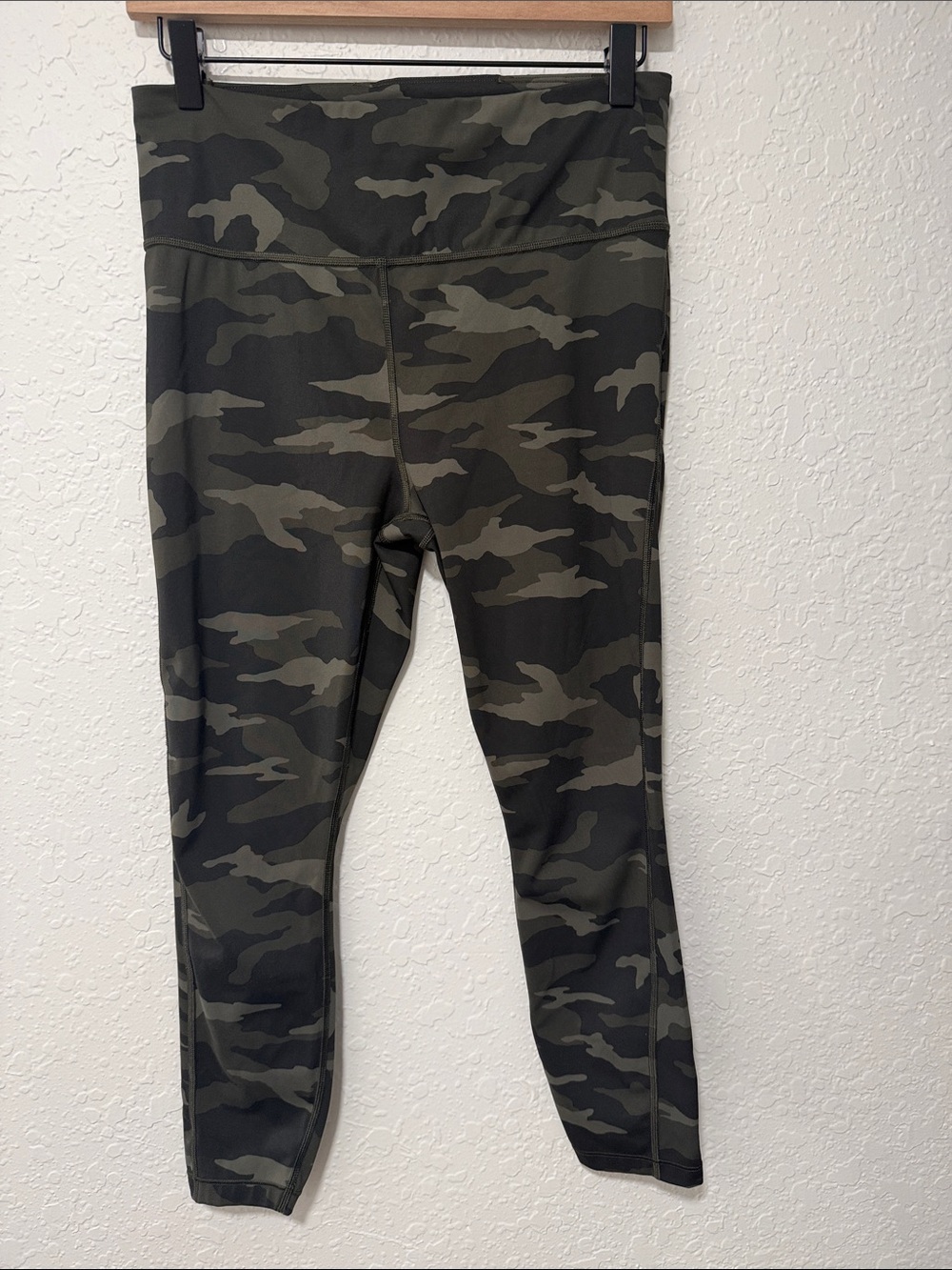 ATHLETA Green Camo Ultimate 7/8 Tights Size Medium